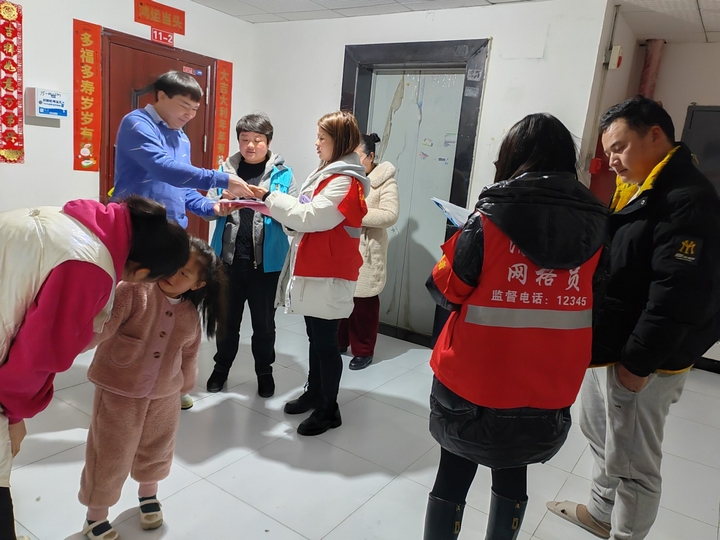 網格員入戶走訪宣傳.jpg