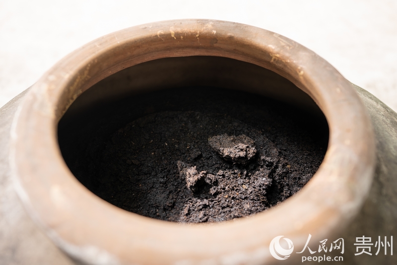 正在發酵的醬香醋胚。人民網記者 涂敏攝