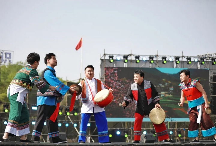 2、“2025民族大聯歡?春游”現場歌舞表演不斷 。