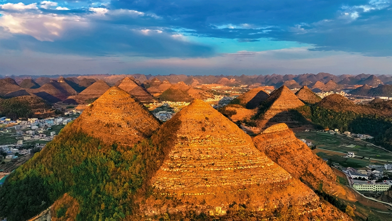 安龍金字塔。