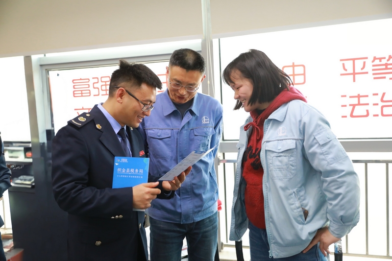 稅務干部為企業財務講解稅企直連試點服務。