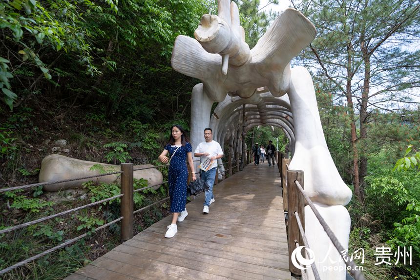 游客在景區內漫步。人民網記者 涂敏攝