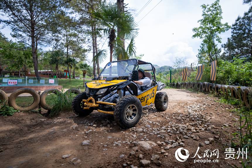 游客在景區內體驗越野卡丁車。人民網記者 涂敏攝