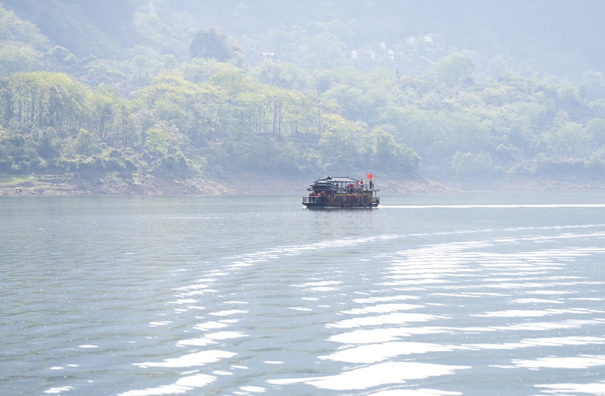 穿行于烏江江面的游船。王平亮攝