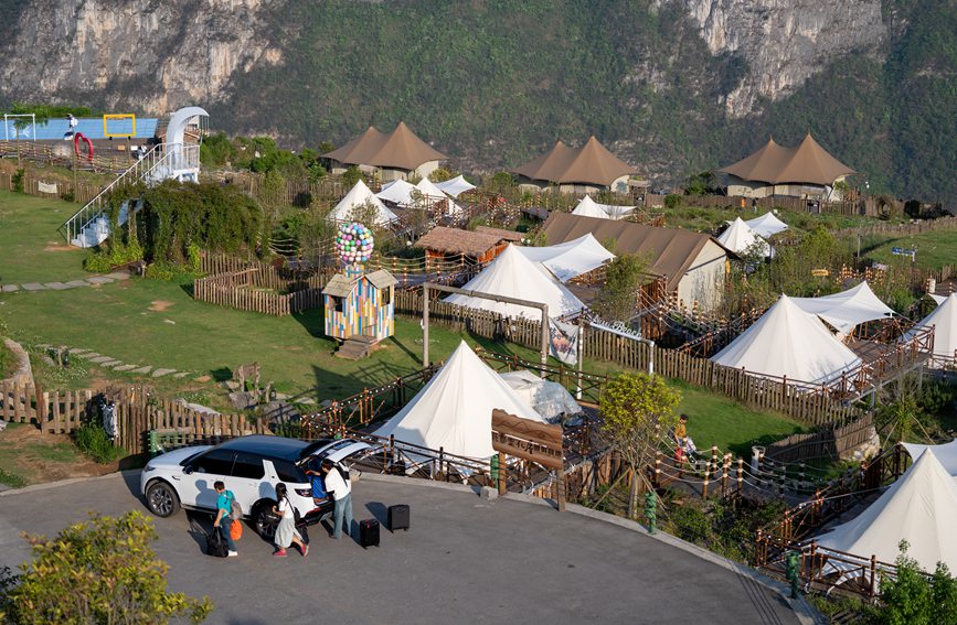 前來游玩的游客入住化屋村露營基地。王平亮攝