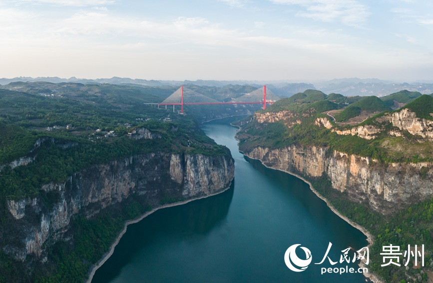 航拍化屋村前的烏江與鴨池河大橋。人民網記者涂敏攝