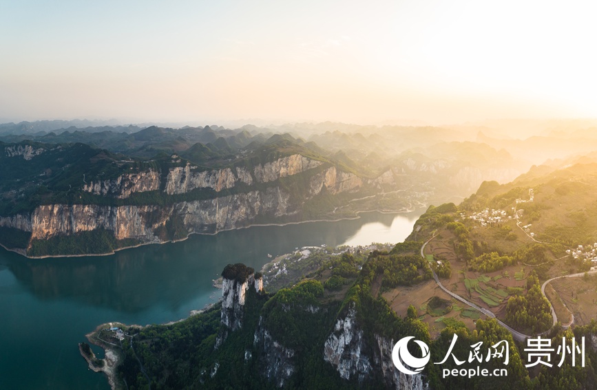 航拍夕陽下的化屋村。人民網記者 涂敏攝