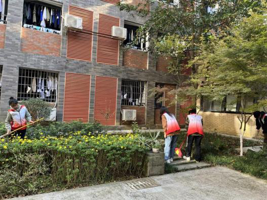 學生在“一站式”社區開展志愿勞動活動。