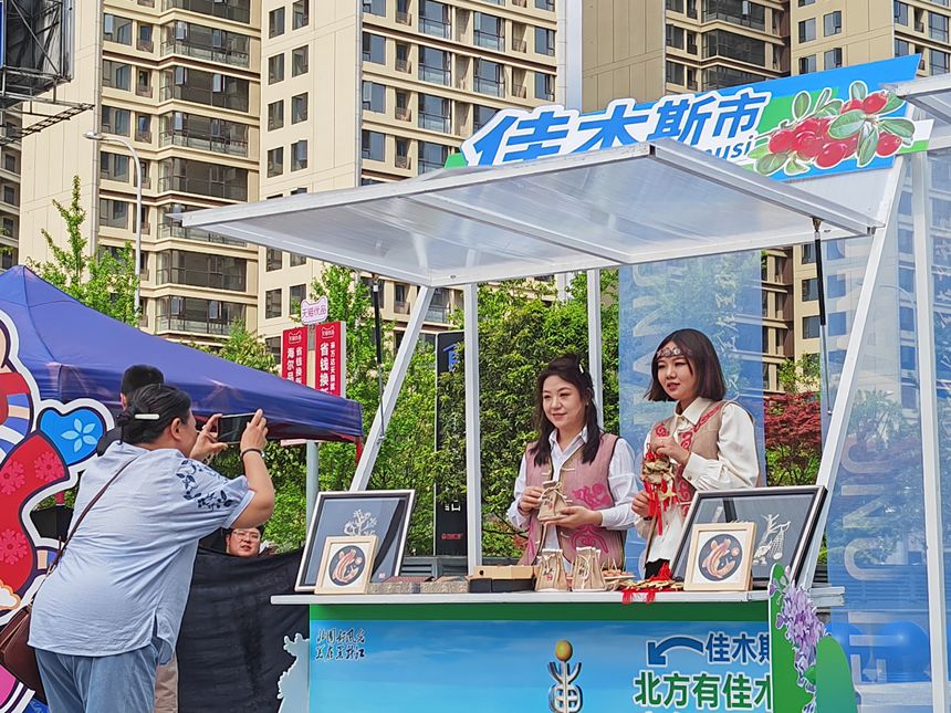 貴陽市民前來打卡記錄。