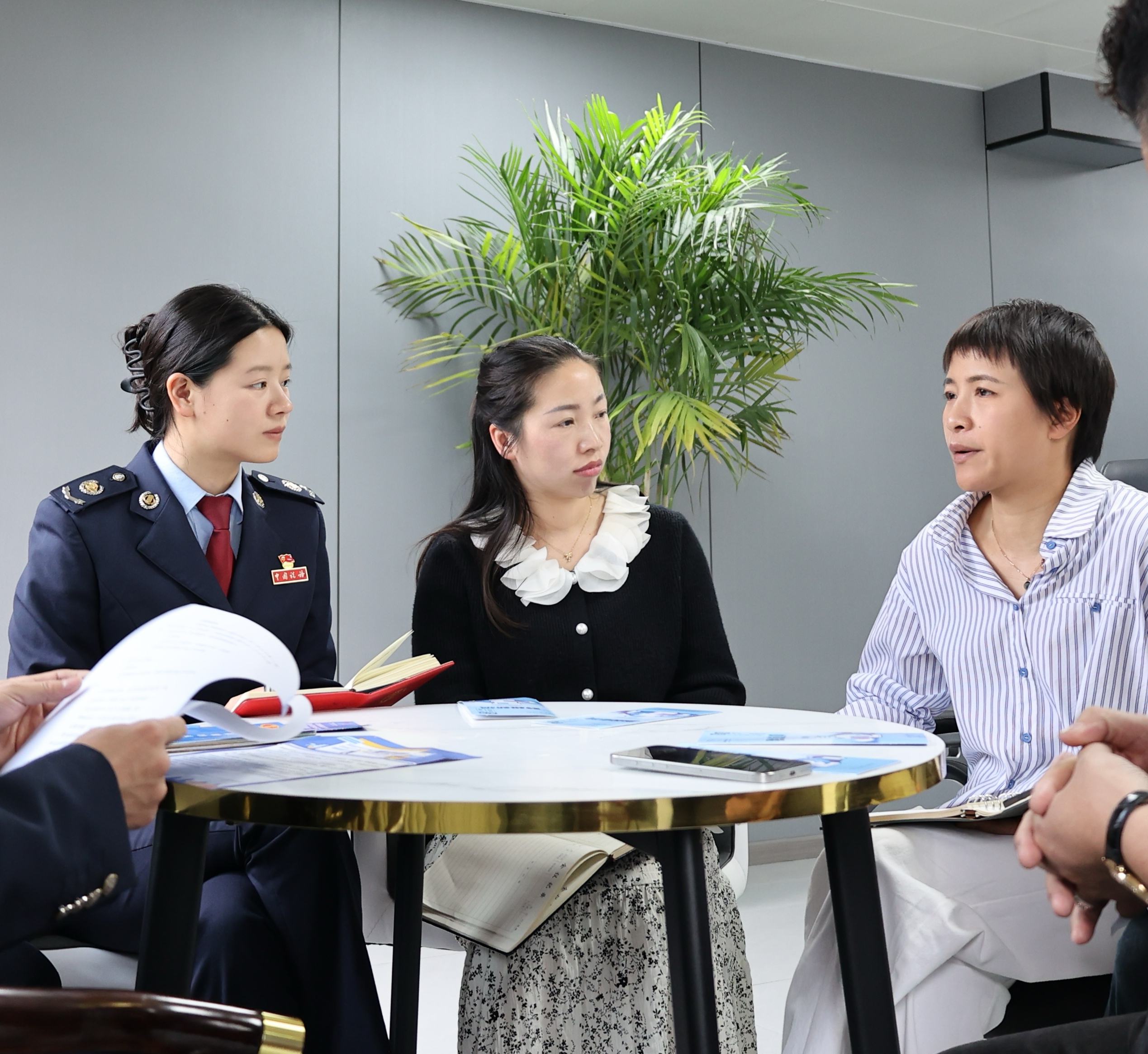 國家稅務總局畢節高新分局聯合畢節高新區科技創新局走訪了解畢節中科進出口貿易有限公司發展情況，深入企業開展跨境稅收服務政策宣講，助力企業“出?！?。