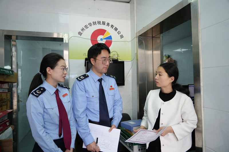 稅務干部向涉稅專業服務機構宣講法律責任與合規要點。李琪攝