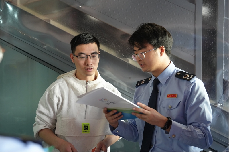 圖為稅務干部給商戶做合規經營宣講。何坤攝