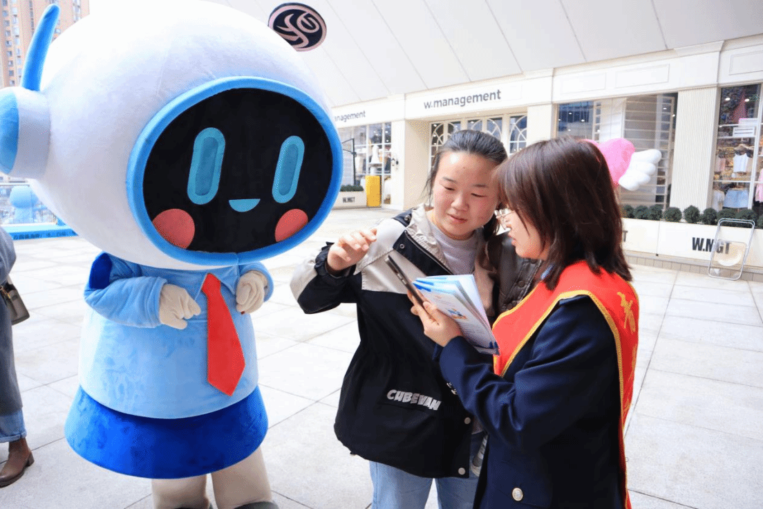 “手把手”輔導納稅人使用個人所得稅APP。