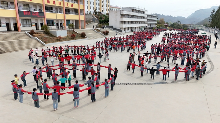 朱明鎮中心小學阿西里西課間操。盛燦 攝.JPG