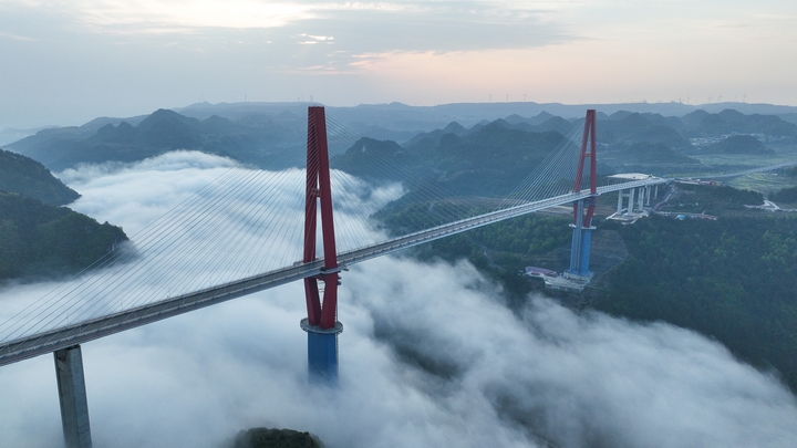 1 龍里河大橋與云霧融為一體，美輪美奐，蔚為壯觀(潘希來攝).JPG