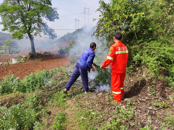 馮再華勸阻村民燒灰積肥。王蕓 攝.jpg