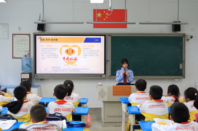 圖為稅務干部開展稅法宣講。