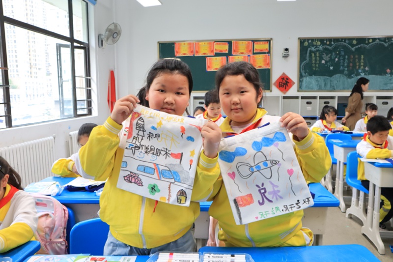 圖為同學們展示稅收繪畫作品。