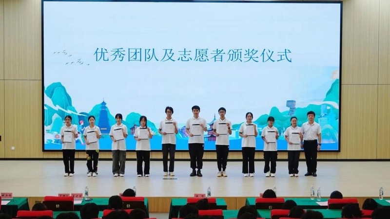 群醫學試點項目優秀“小青衛”志愿者頒獎儀式。