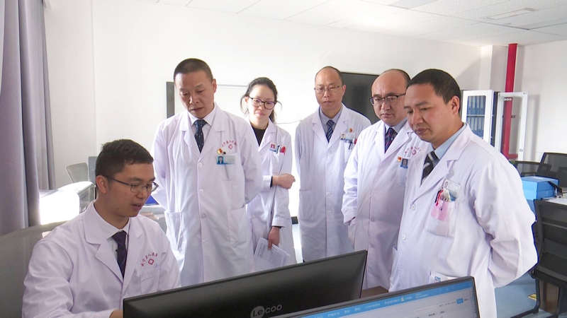 黃永業正和醫生們討論疑難病例。