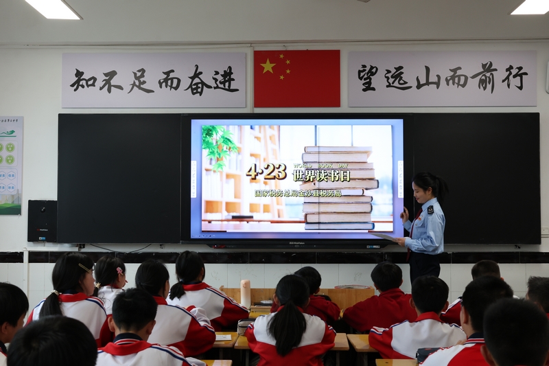 國家稅務總局金沙縣稅務局青年干部利用世界讀書日，與金沙縣第三中學聯合開展主題課堂。圖為稅務干部為青少年講解閱讀方法。朱泫粼