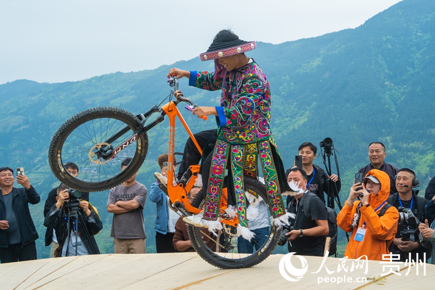 村民在貴州省從江縣加榜梯田上參加“T”田秀活動。人民網 陽茜攝