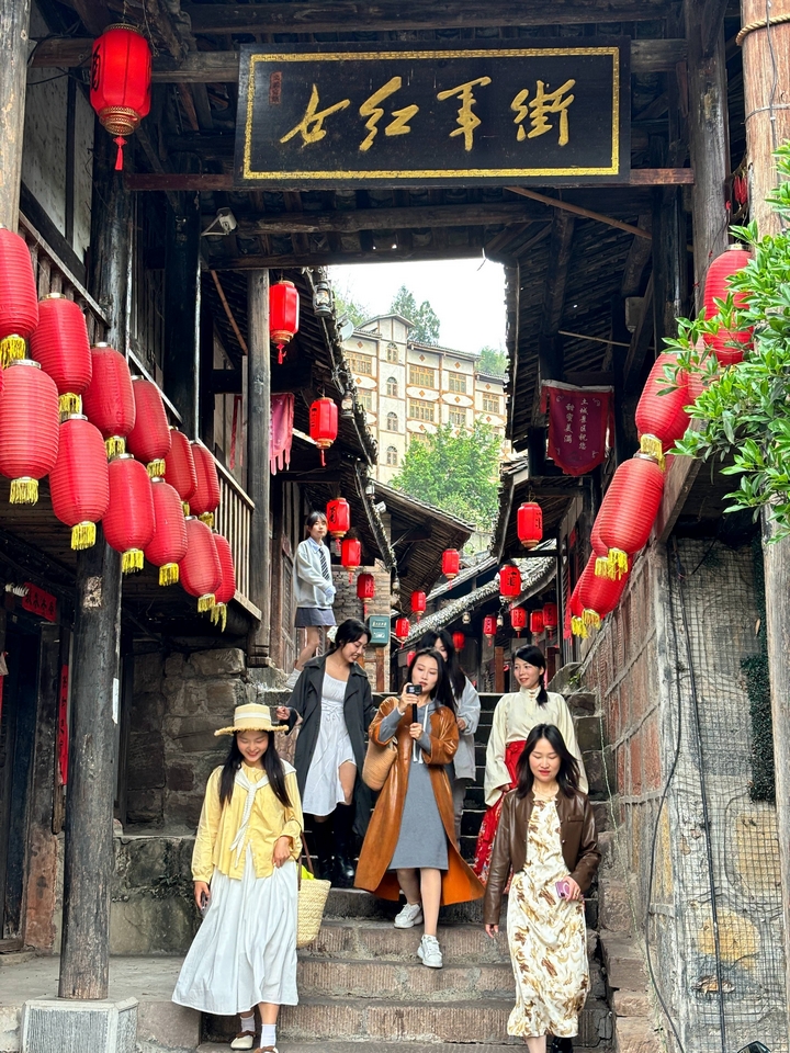 1、達人們在女紅軍街取景。（刁苓沙 攝）.jpg