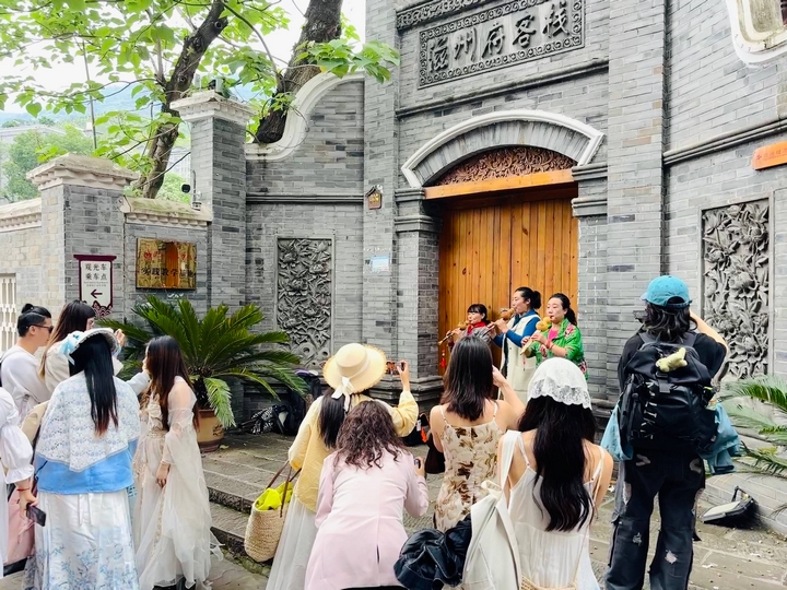 4、達人們偶遇樂器演奏組，進行拍照打卡（任奕欣 攝）.jpg