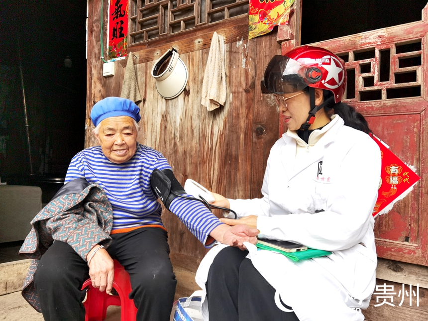 楊世霞對高血壓患者進行入戶隨訪。人民網記者 王秀芳攝