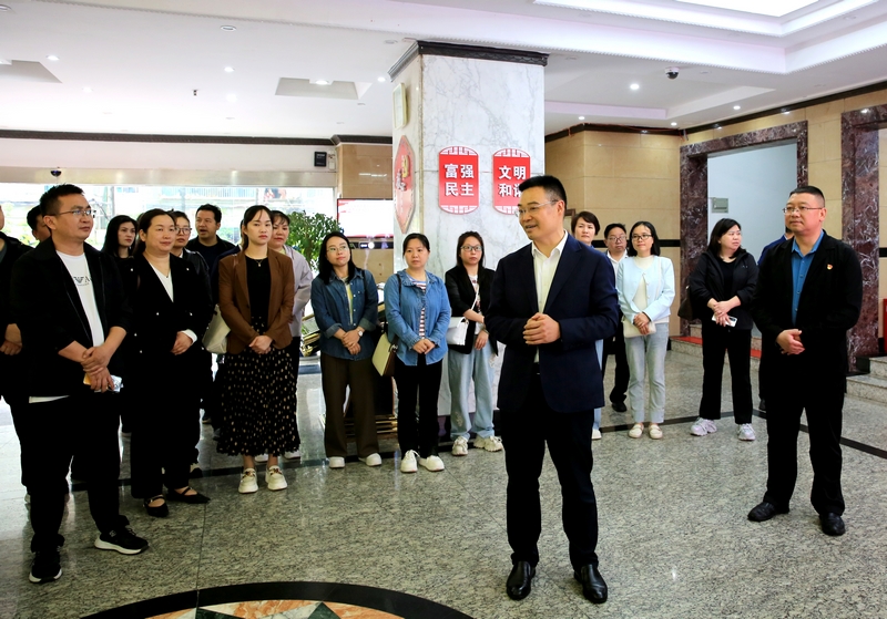 黔東南州稅務局黨委書記、局長鄭華兵（中）致歡迎詞。