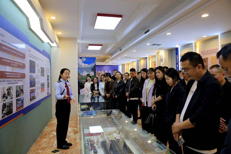 全州機關和事業單位基層黨組織書記參觀黔東南州稅務局黨史稅史教育基地。李德業攝