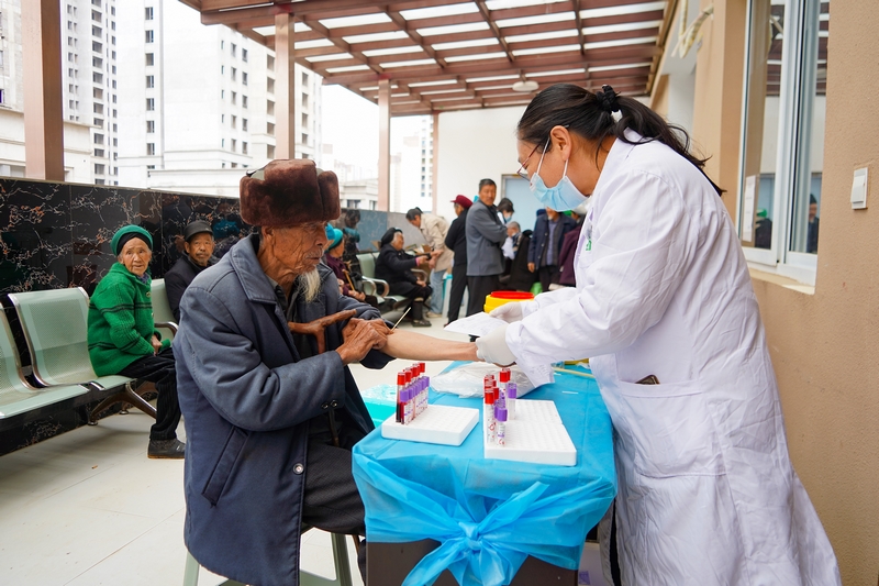 4月28日，在威寧自治縣海邊街道社區衛生服務中心，醫務人員在為體檢老人抽血。