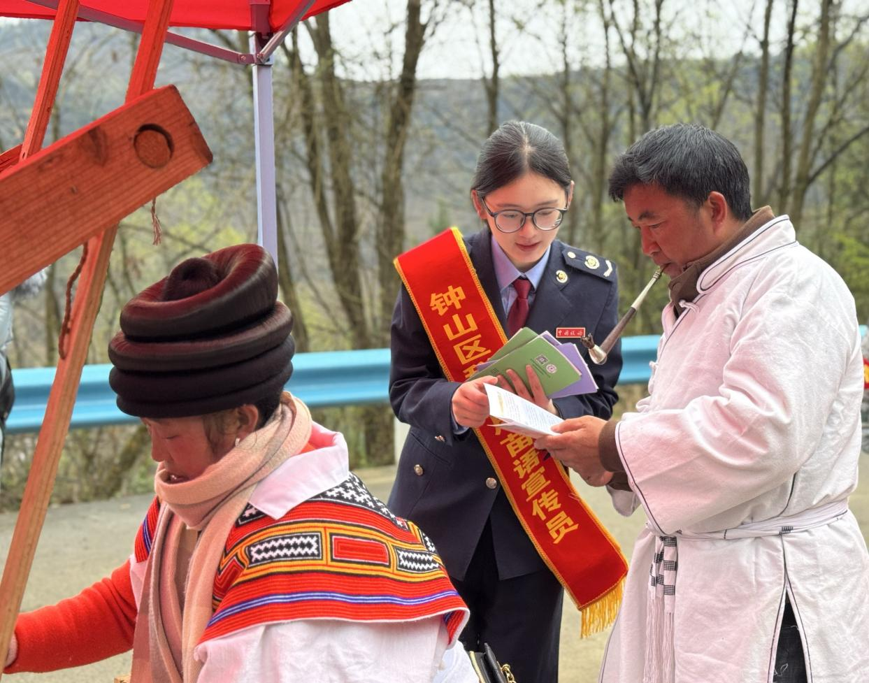 稅務干部發放稅收宣傳冊。張熙若攝