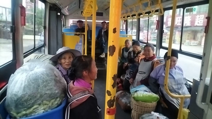 貴安新區蘆貓塘村至清鎮“惠民公交”車內情景。圖片來源：清鎮市公交公司.jpg