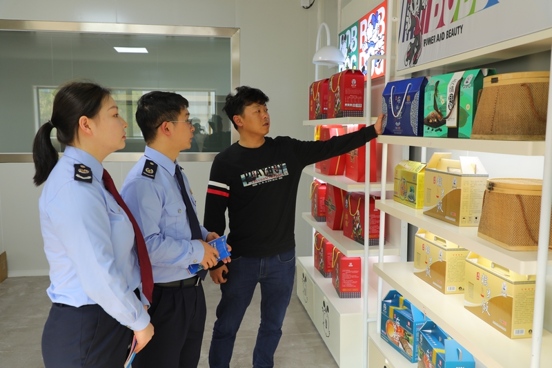 貞豐縣稅務局干部了解貴州胖四娘食品有限公司工坊粽子生產經營情況，宣傳講解稅費政策，解答涉稅疑難問題。陳有為攝