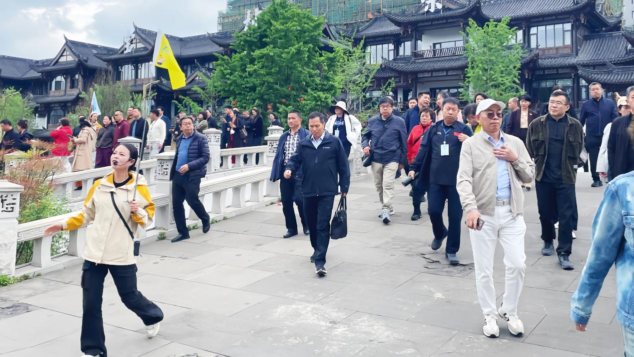 旅行社帶游客在景區游玩現場。