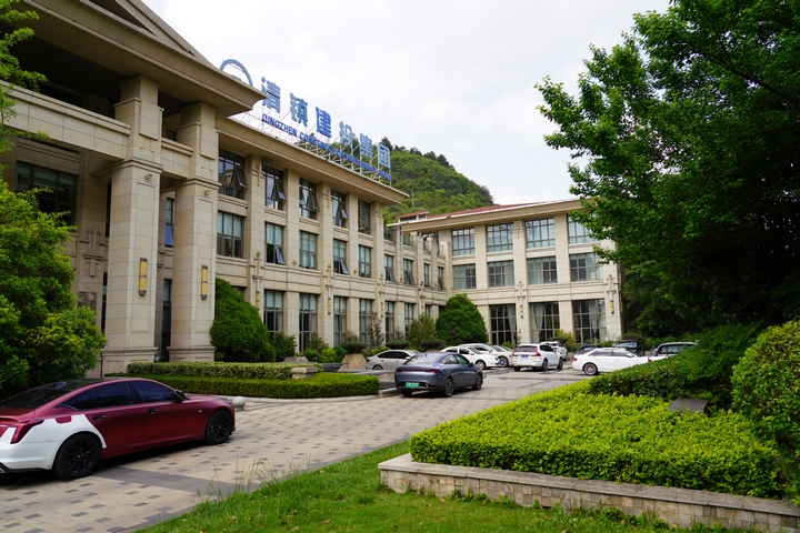 清鎮建投集團停車場。沈建華 攝 (2).JPG