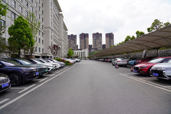 清鎮市行政中心停車場。沈建華 攝 (2).JPG