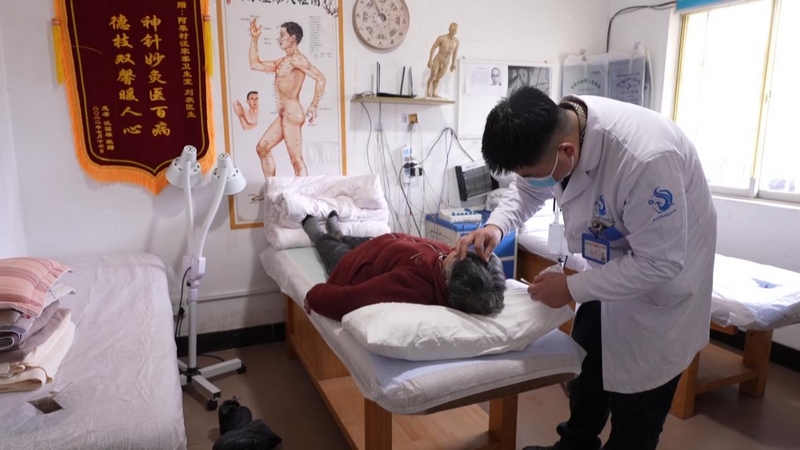 烏當區高新街道阿栗村汪家寨衛生室村醫劉歡正為村民羅興菊施針治療腹痛。