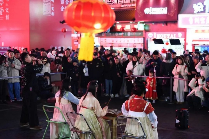 5 市民游客在青云市集內觀看表演.jpg