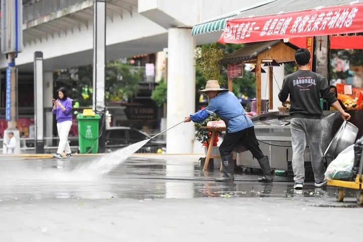 8 在南明區花果園旅游大巴集散服務點周邊，保潔員正進行保潔作業。.jpg