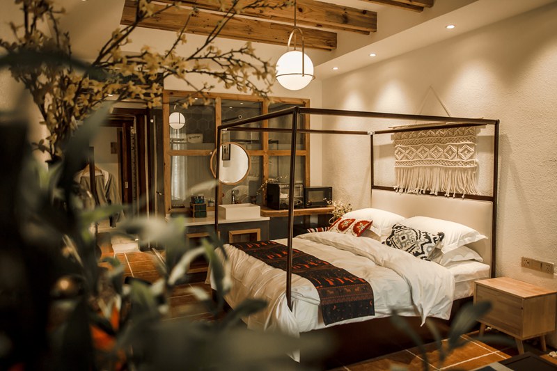 十方云舍精品客棧內景。