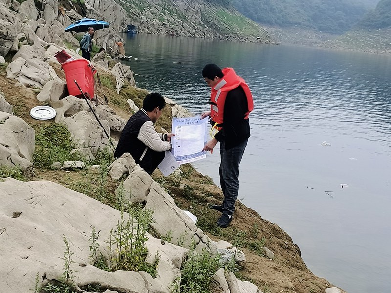 執法隊員在向垂釣人員進行安全警示教育和政策宣講。