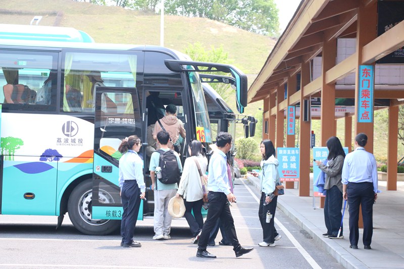 引導游客乘坐旅游直通車。