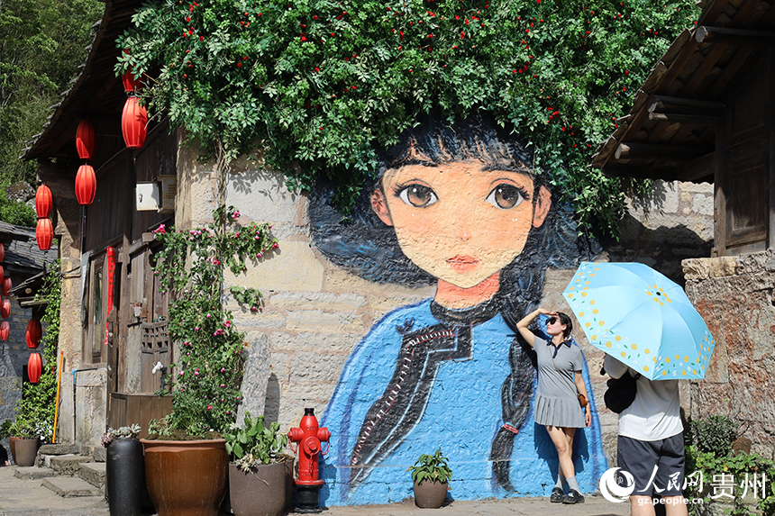 游客拍照打卡。人民網 李麗萍攝