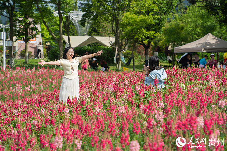 游客在花海中拍照打卡。人民網 陽茜攝