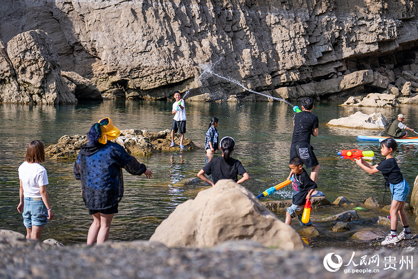 游客在淺灘處戲水嬉戲。人民網記者 涂敏攝
