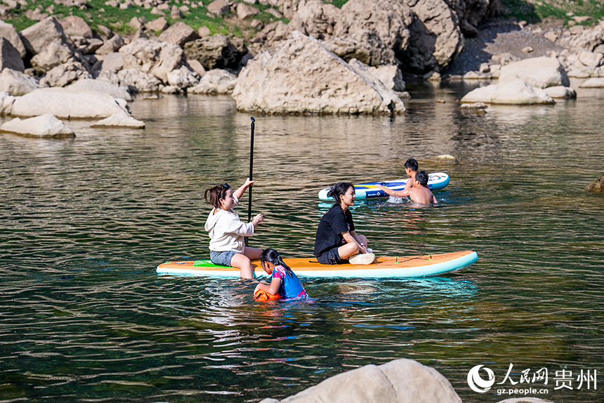游客在淺灘處戲水嬉戲。人民網記者 涂敏攝
