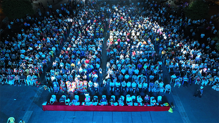 現場人頭攢動。