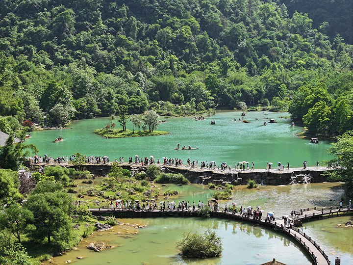 上己定湖引游客打卡。羅凱攝